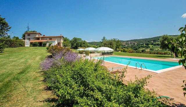 Detached villa with private pool. Quiet area with panoramic view. 80km from Rome