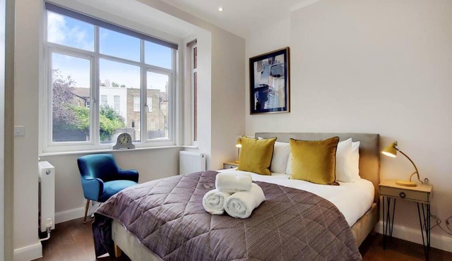 DG1 - Family-Friendly 2-Bed with Garden in Acton - by Short Stories London