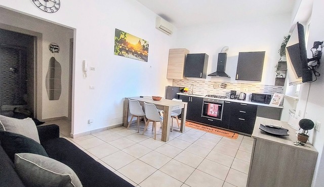 Domus Tiziano: Elegant Living Room 30m from Metro C - Center of Rome