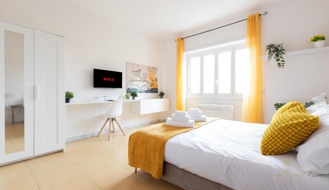 Domvs Clavdia - 7min to Colosseum by Metro, Station under apt, Roma, 6pax, A-C