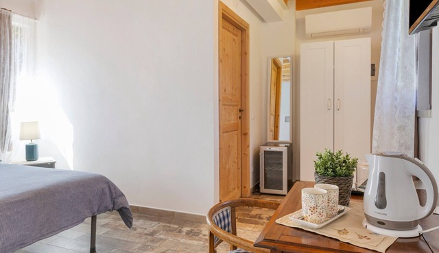 Double Room 5 with Shared Pool, Wi-Fi and Air Conditioning