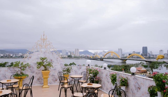 Dragon Hotel near Dragon Bridge