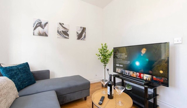 Ealing 3 Bath Flat w/Parking | 10 mins to Station