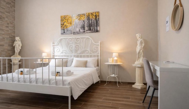 Elegant 2-Bedroom Near Metro, Walk to Colosseum