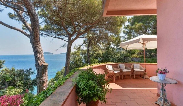 Elegant apartment facing the sea with private access to Paolina beach