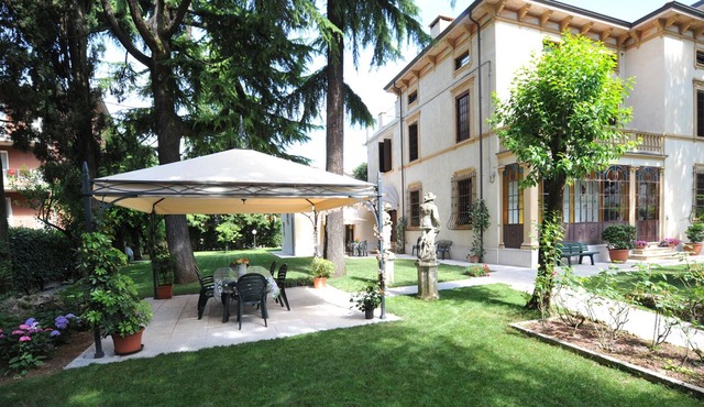 Elegant apartment in an Art Nouveau villa near downtown with private parking