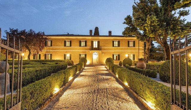 Elegant historic residence in the hills of Val d'Orcia