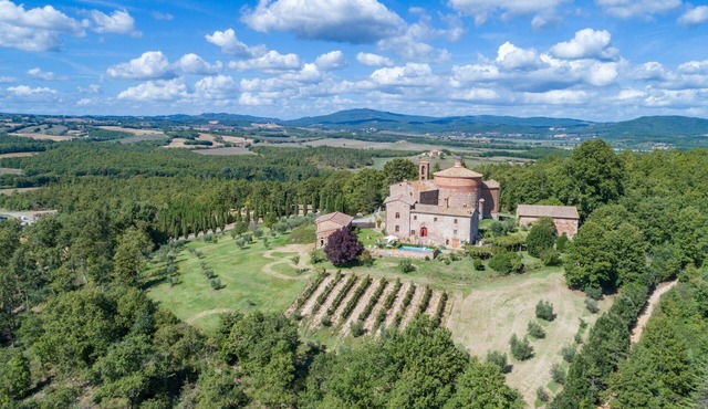 Elegant historic villa, sleeps 12, so tastefully reconstructed according to Tuscan style with stunn