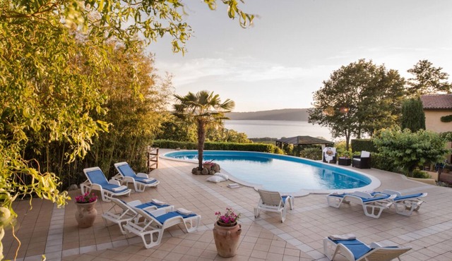 Elegant Lake Home with pool, hot tub and view on the hills 50min away from Rome