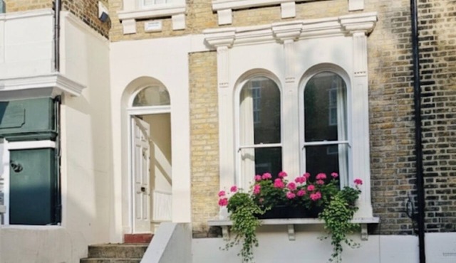Elegant & Spacious 3-Bedroom Victorian Home with Private Garden – Central London