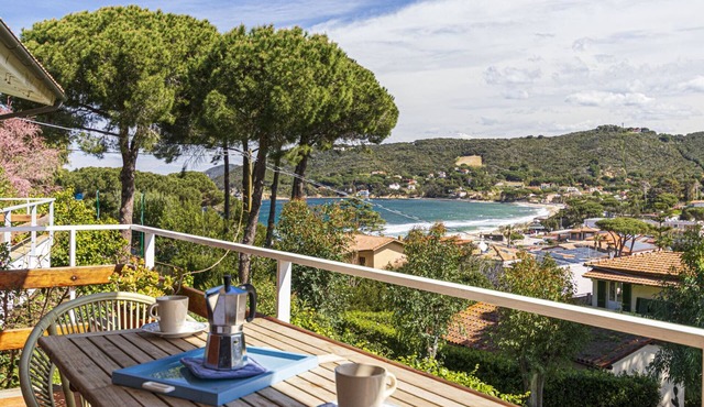 Elia, three-room apartment in Procchio, completely renovated in 2023, with air conditioning, private