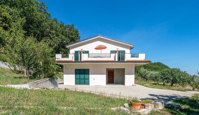 Enjoy your rest in this beautiful and modern vacation home in the middle of Farindola's nature.