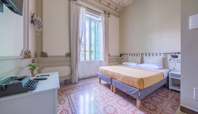 Epoque Room '1922' with Balcony