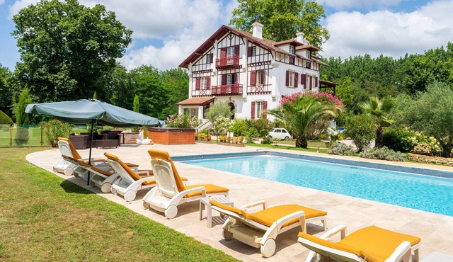 Exceptional 19th-Century Villa with Heated Pool & Private Park – Between Ocean and Lake