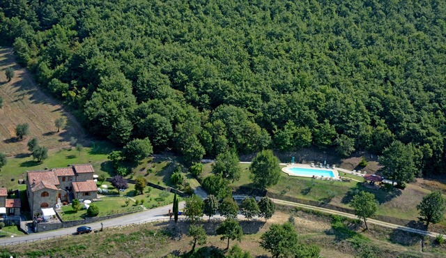 Exclusive Private Villa for Groups with Panoramic Pool and Large Common Room – Between Tuscany and Umbria