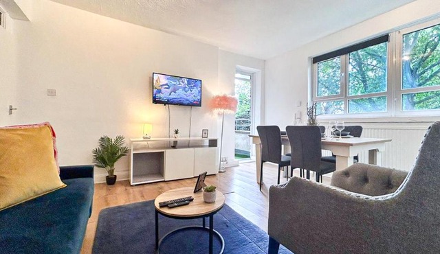 Family Friendly 3BR Flat near Finsbury Park with Lift Balcony Washer and Dryer