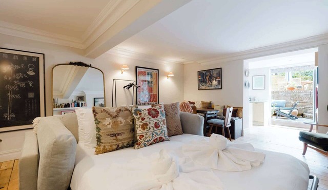 Farmhouse Chic Studio Flat with Private Garden