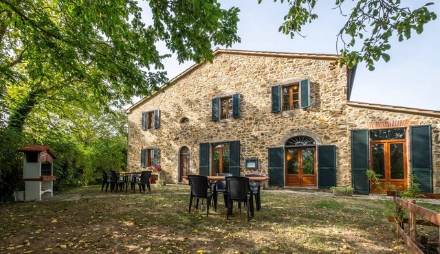 Farmhouse "Girasole" with Shared Pool, Private Garden & Wi-Fi