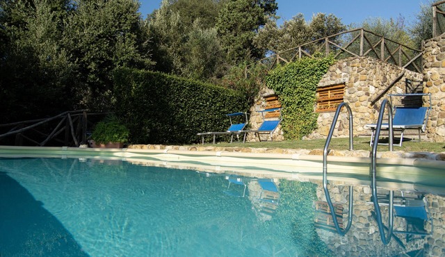 Farmhouse in the greenery of the Tuscany countryside with private pool and view