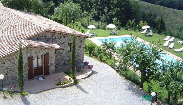 Farmhouse 'Podere Le Ghiande, Granaio N°11' with Mountain View, Shared Pool and Wi-Fi