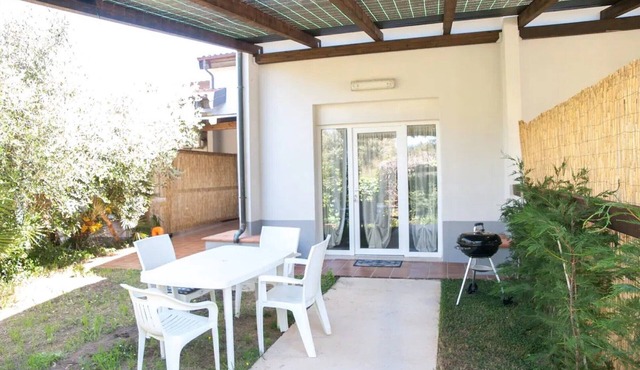 Farmhouse 'Trilocale Vicino Al Mare' with Private Garden, Wi-Fi and Air Conditioning