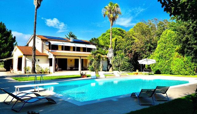 Farmhouse with pool in the countryside