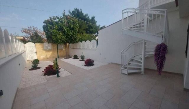 Finely renovated villa a few meters from the beach