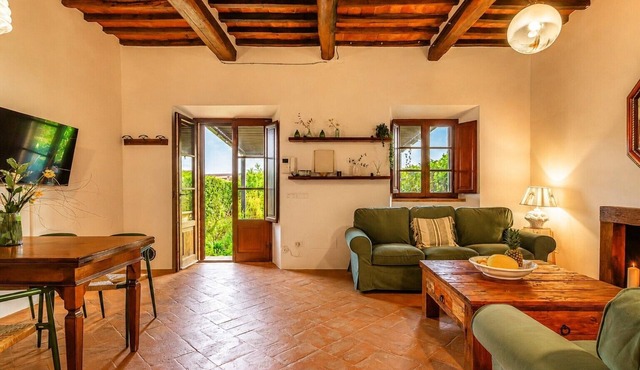 Fratta Anguria Family spacious 2 bedroom apt near Cortona, shared pool, garden