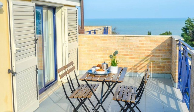 G.Bay C28 - Second floor apartment with balcony and hill view