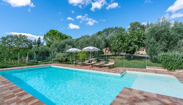 Gorgeous home in Petriolo MC