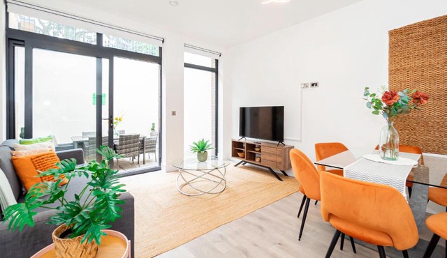 Gorgeous Two-Bedroom Two-Bathrooms Flat Near Acton Main Line Station