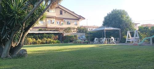 GRANDE ATTICO -con veranda e terrazzo 3 Camere da Letto - Fiumicino Aeroporto e Fiera