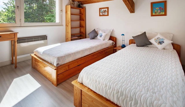 Guest Room “Les Hortensias” with Shared Terrace & Garden, Wi-Fi
