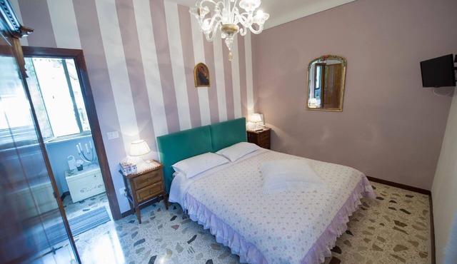 Guest room with Wi-Fi