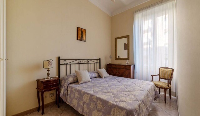 GuestHost - Apartment located on the second floor, of six in total, of a building with a lift (NOT suitable for disabled people).In 50 m2 of space it accommodates two people.In the San Lorenzo area, the apartment is located about 15 minutes walk from Ter