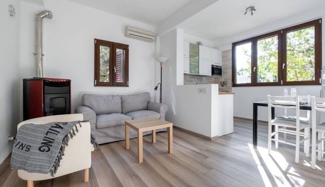 GuestHost - Bright and spacious apartment located in a villa in the San Vito district, a stone's throw from the NCO School of the Navy (150 meters). The apartment is also a 15-minute walk from San Vito beach and Baia delle Zagare, and a 20-minute drive f