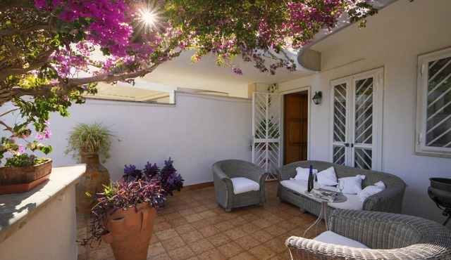 GuestHost - Cozy apartment in a villa that accommodates up to 4 people, equipped with all comforts including a terrace equipped for moments of relax. The apartment is located in the Santo Spirito district, an area full of shops, restaurants and bars, jus