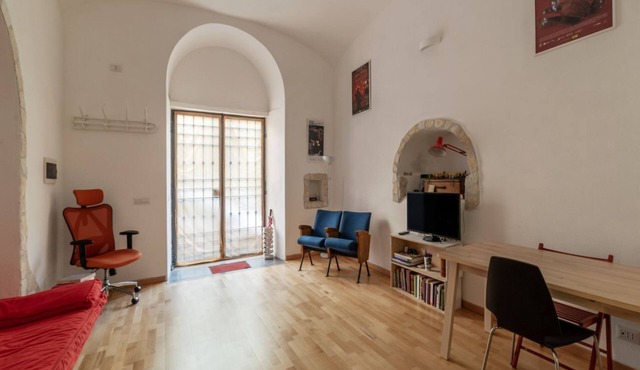 GuestHost - Cozy apartment of 60sqm, can accommodate up to 2 people, located on the ground floor of a building with private entrance directly on the street.The property is located in the San Lorenzo area, a district renowned for its bars and nightlife.If