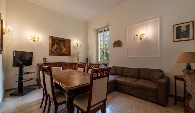 GuestHost - Cozy apartment of about 100 sqm, able to accommodate up to 4 people, located on the fourth floor of a building with a lift (NOT suitable for disabled people).The property is located in the Flaminio district, close to the Lungotevere, in a wel