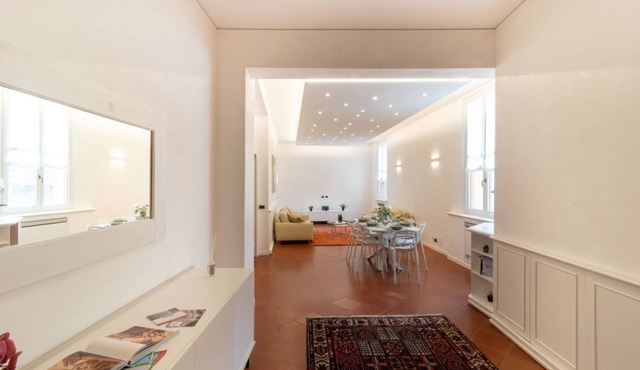 GuestHost - Elegant apartment of 193 sqm located on the first floor of a vintage building with elevator (5 steps to access), able to accommodate up to 7 people.The accommodation is located near the city center of Mantua, in just 15 minutes walk you can r