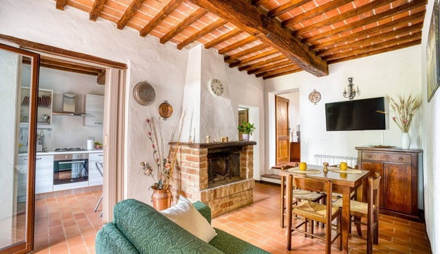 GuestHost - Elegant 85 sqm apartment in a renovated farmhouse in Castiglione del Lago, Umbria. Ideal for 4 people, it offers a communal pool, a reserved outdoor parking space for guests, and a private garden. Surrounded by nature, it is perfect for those