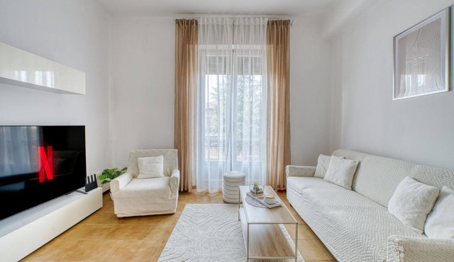 GuestHost - Spacious and welcoming 100 square meters apartment, perfect for four people, located on the first floor of a building without an elevator.The property is located in a quiet residential area, well-served by essential services and public transp
