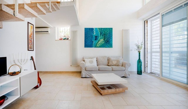 GuestHost - Wonderful villa on two levels, 125 sqm, comfortably hosting 6 people. Modern, carefully designed furniture creates a relaxing, paradisiacal atmosphere. Located just 2 minutes' walk from Palese seafront, near the famous Titolo and Moretti beac