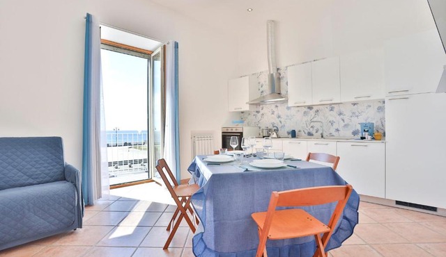 GuestHost - Yalta - Seaview Apartment in Pozzuoli