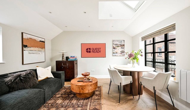 GuestReady - Charming Flat with Skylit Living Room