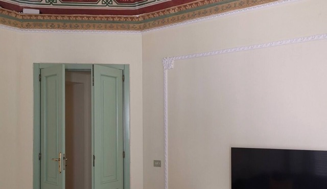 Historic apartment with frescoed ceilings, in the center of the city