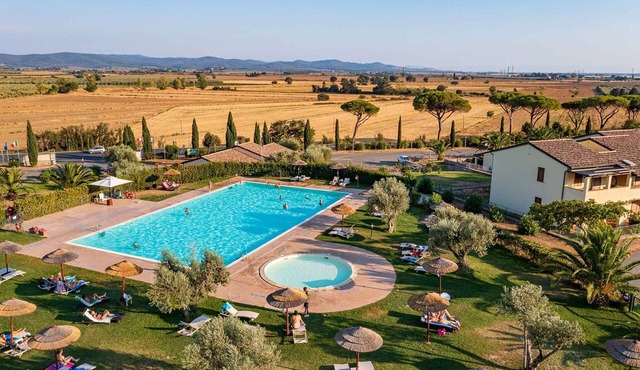 Holiday apartment in a residence with pool and green area