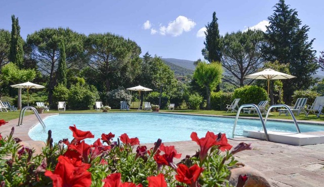 Holiday apartment with outdoor pool and WiFi