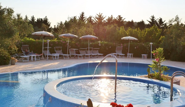Homerez - Appartement for 4 ppl. with shared pool, jacuzzi and garden at Vieste