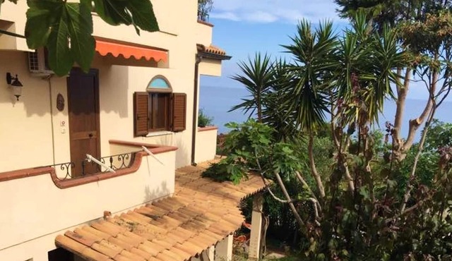 Homerez - House for 6 ppl. with shared pool and terrace at Vibo Valentia